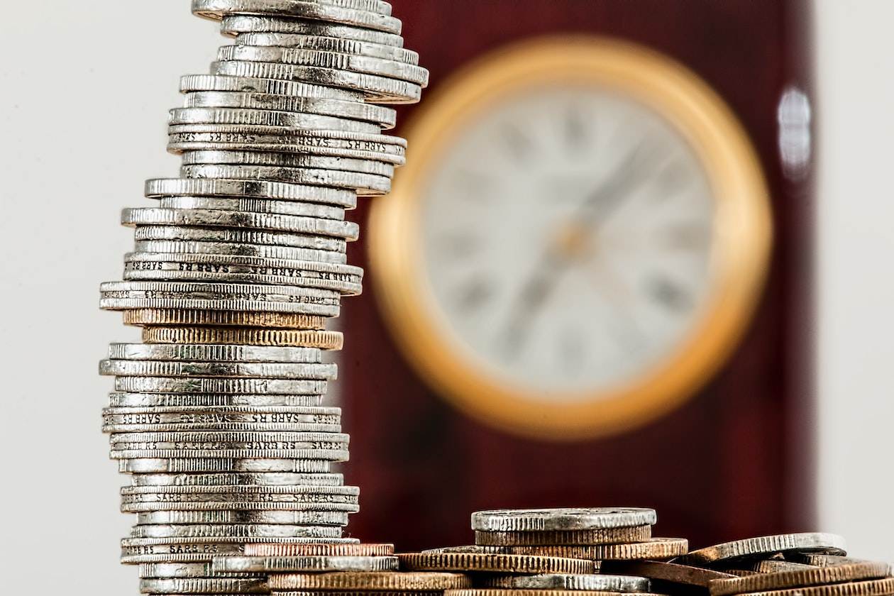 Criptomonede vs. monedele tradiționale: Cine va domina viitorul financiar?