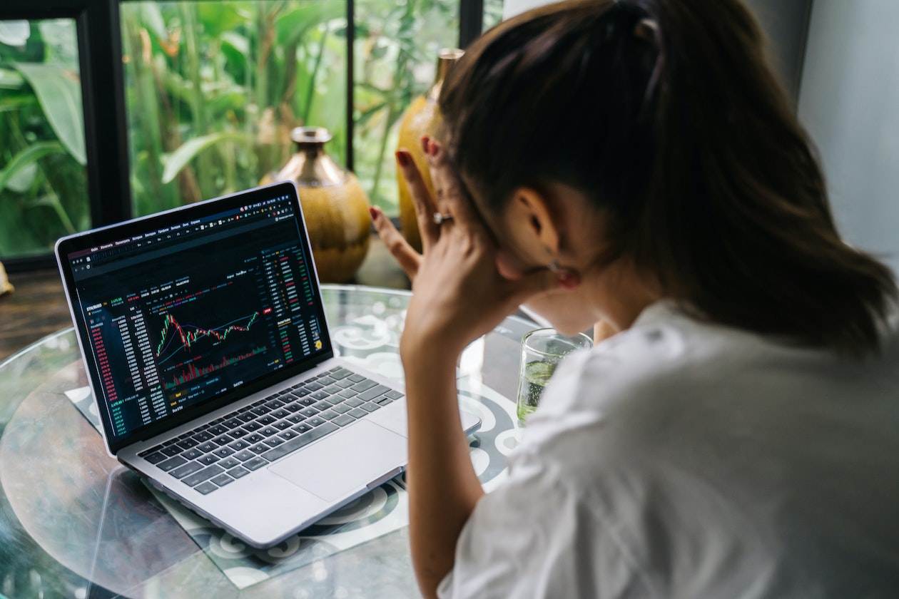 Cripto vs. fiat: Avantaje și dezavantaje ale monedelor digitale