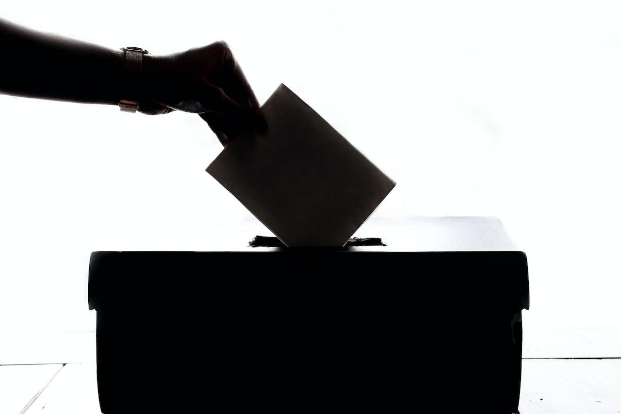 Impactul social al tehnologiei blockchain: De la vot electronic la programare etică