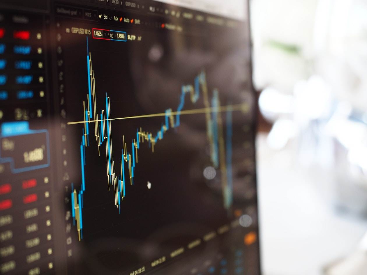 Cum să interpretezi volatilitatea prețului criptomonedelor și să-ți optimizezi strategiile de tranzacționare