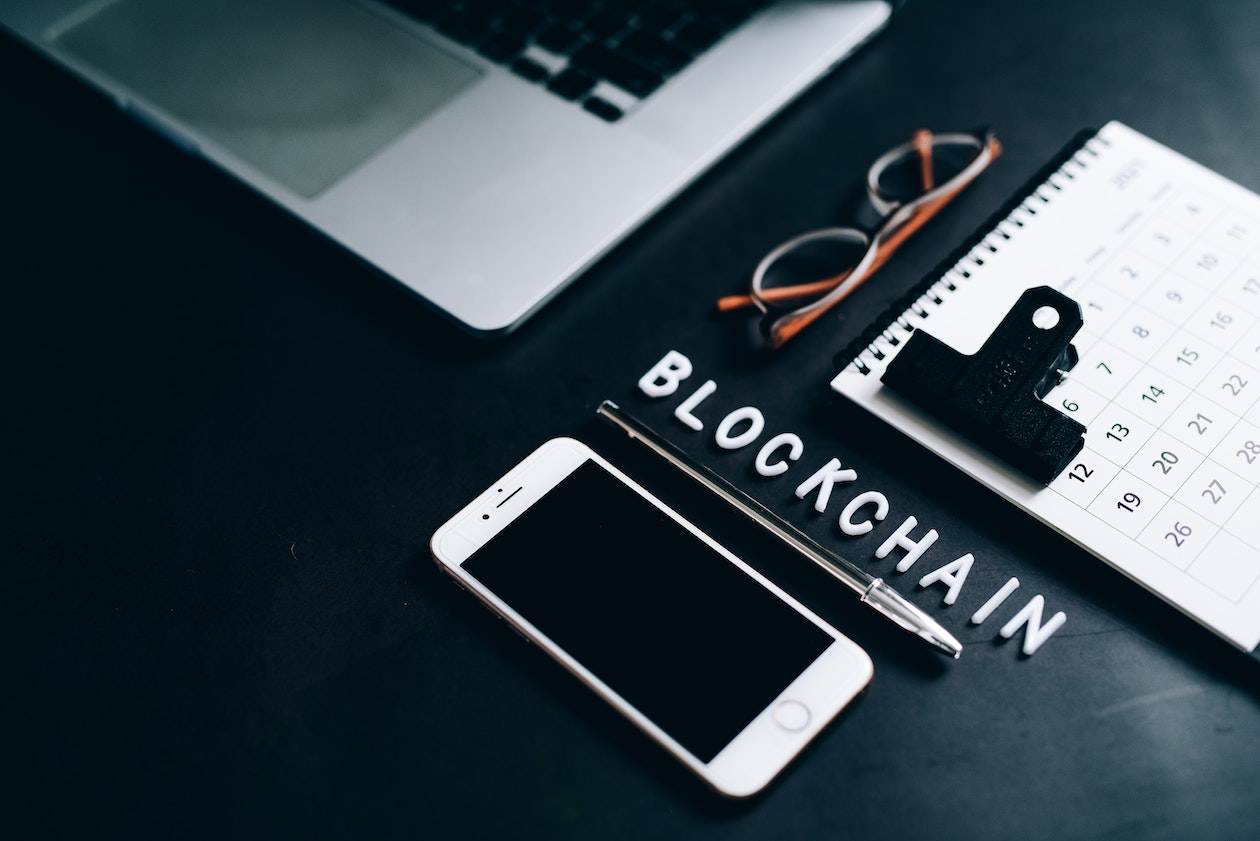 Dezvoltarea tehnologiei blockchain și impactul acesteia asupra criptomonedelor