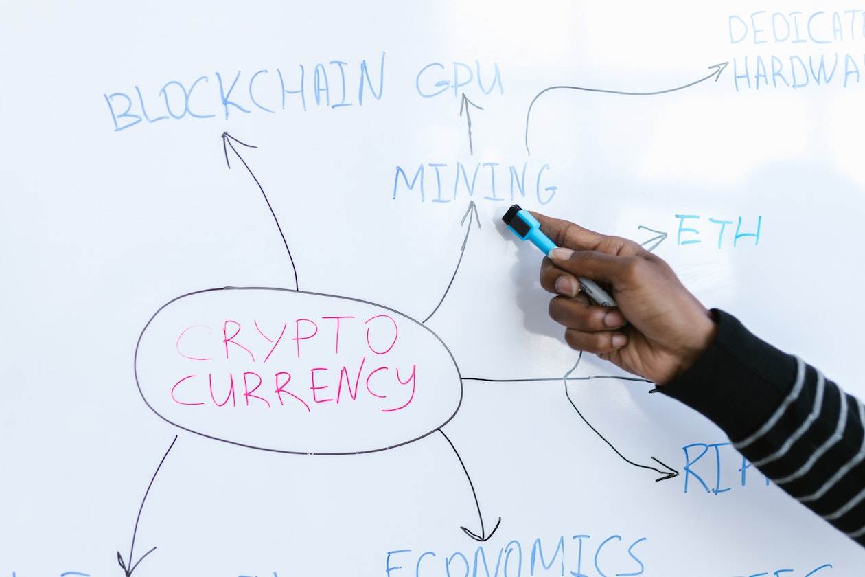 Dezvoltarea aplicațiilor descentralizate (DApps) utilizând platforme blockchain populare