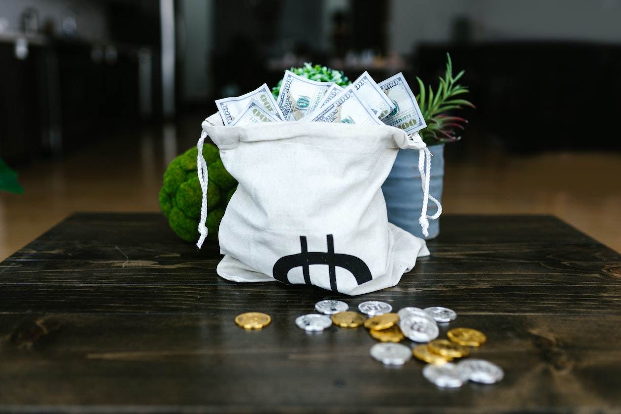 Reglementarea criptomonedelor în diferite țări: Ce trebuie să știi ca investitor
