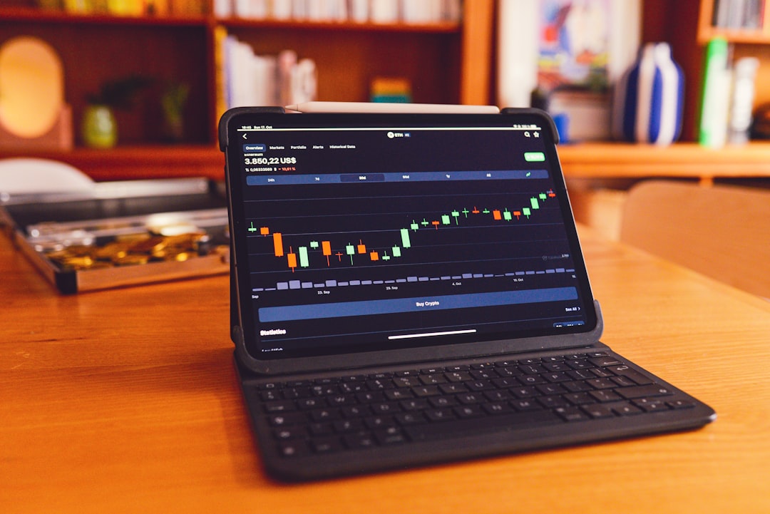 Cum să combini indicatorii pentru o strategie de trading crypto robustă